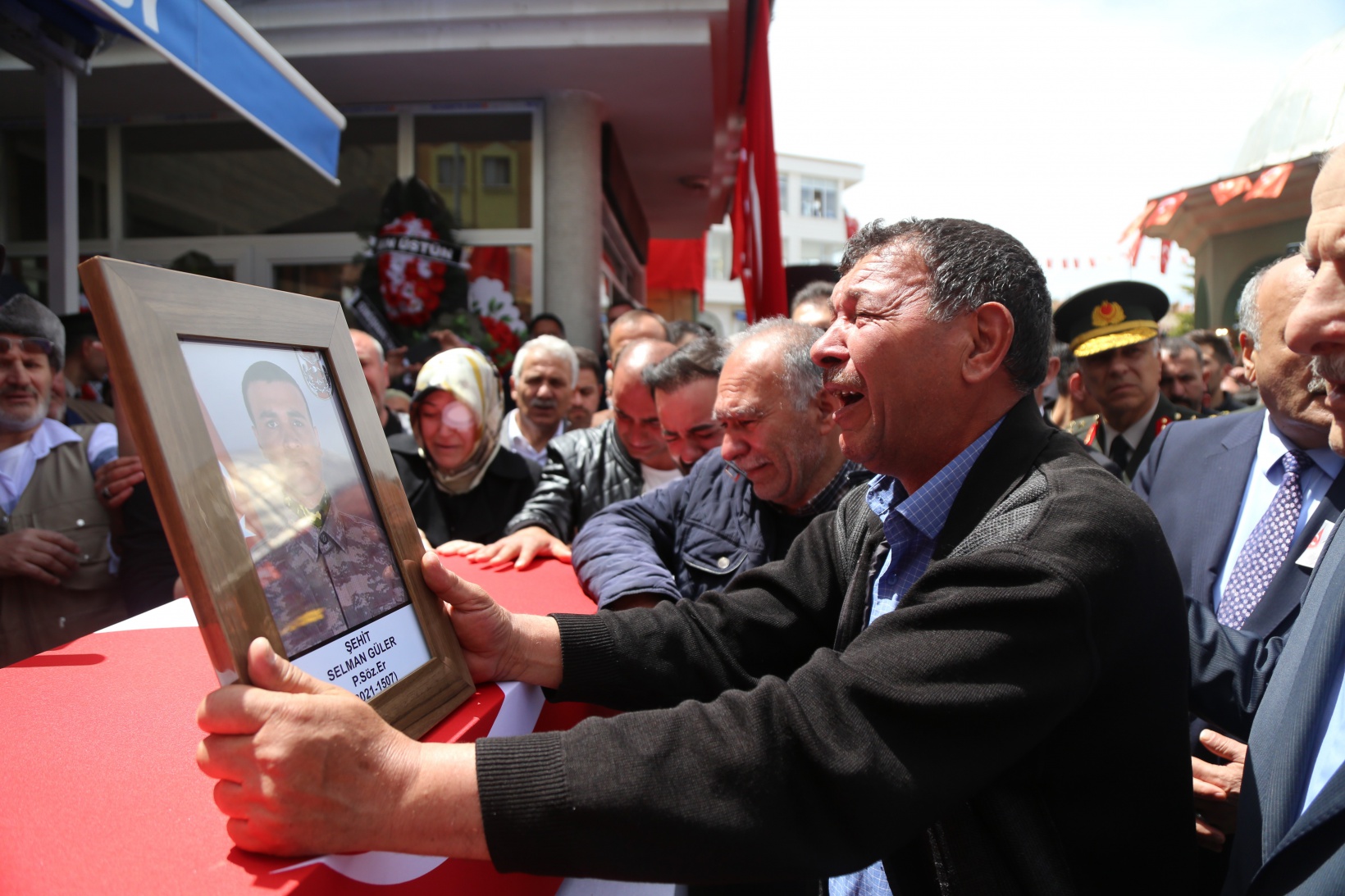 Şehidimiz son yolculuğuna uğurlandı 5