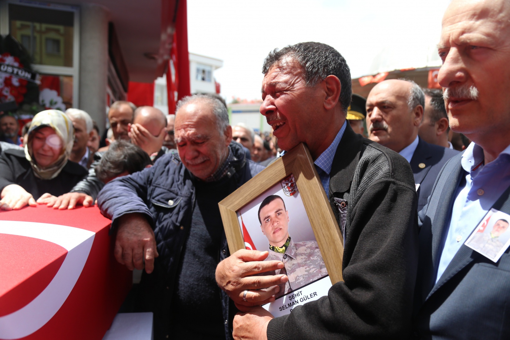 Şehidimiz son yolculuğuna uğurlandı 10