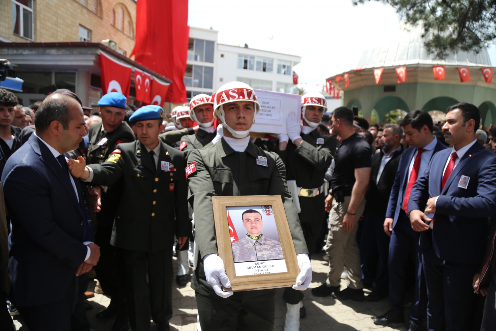 Şehidimiz son yolculuğuna uğurlandı 7