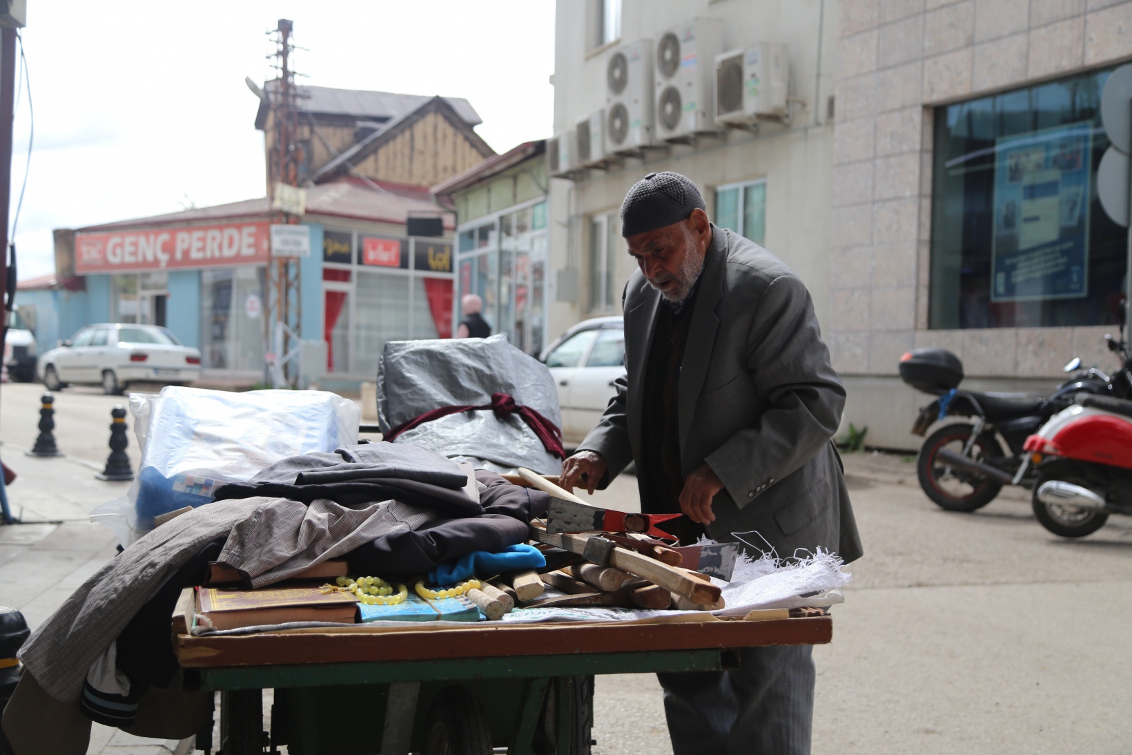 93 yaşındaki Hasan dede gençlere taş çıkartıyor 2