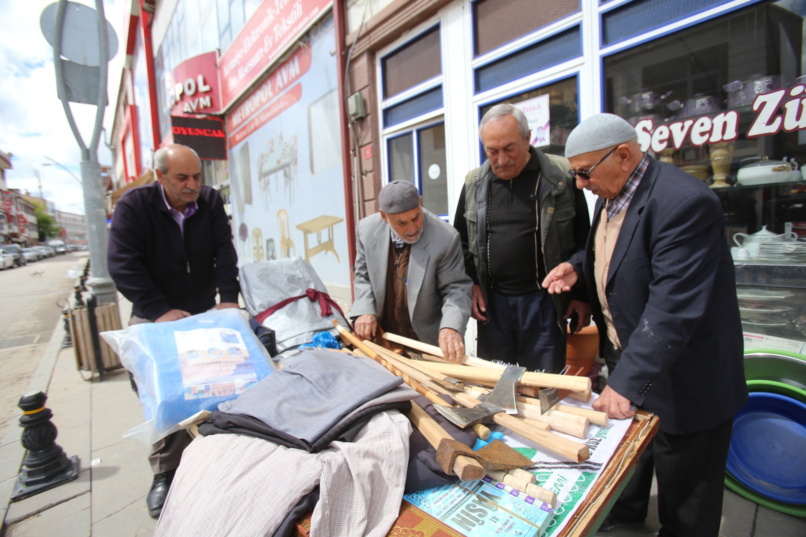 93 yaşındaki Hasan dede gençlere taş çıkartıyor 3
