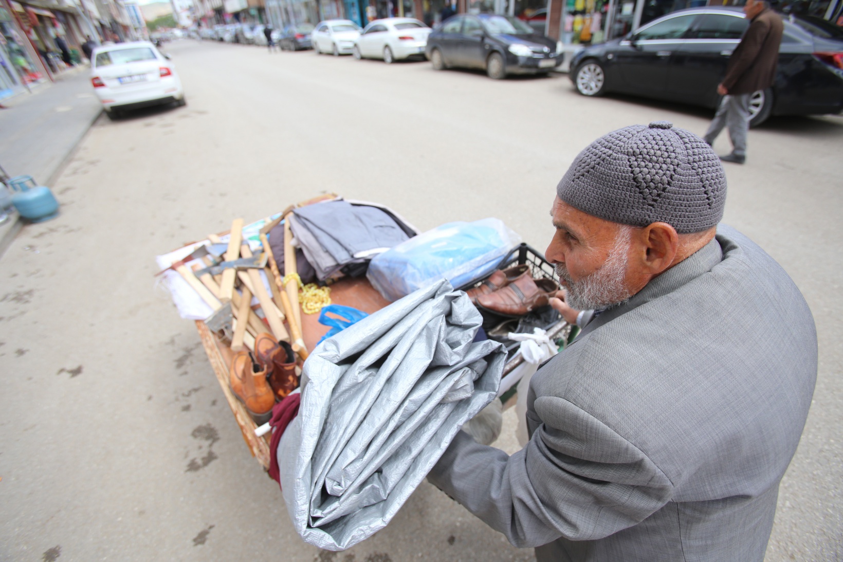 93 yaşındaki Hasan dede gençlere taş çıkartıyor 5