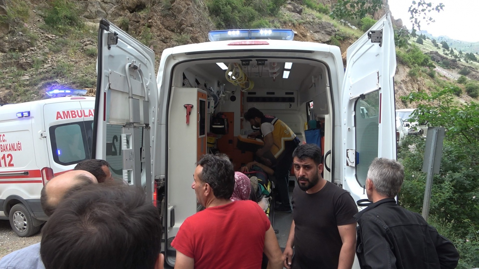 Gümüşhane’de işçileri taşıyan kamyonet köprüden düştü: 4 yaralı 1