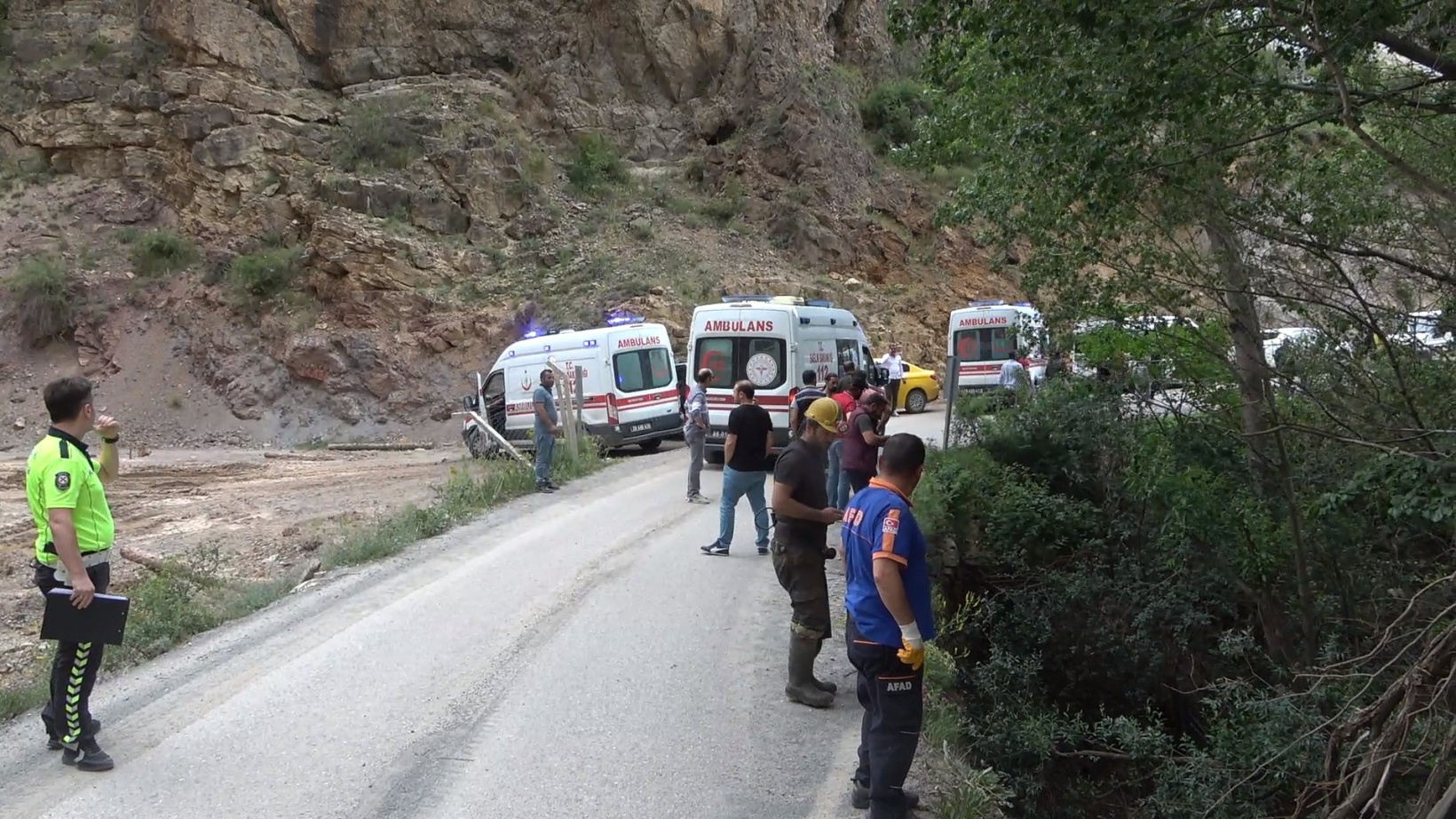 Gümüşhane’de işçileri taşıyan kamyonet köprüden düştü: 4 yaralı 2