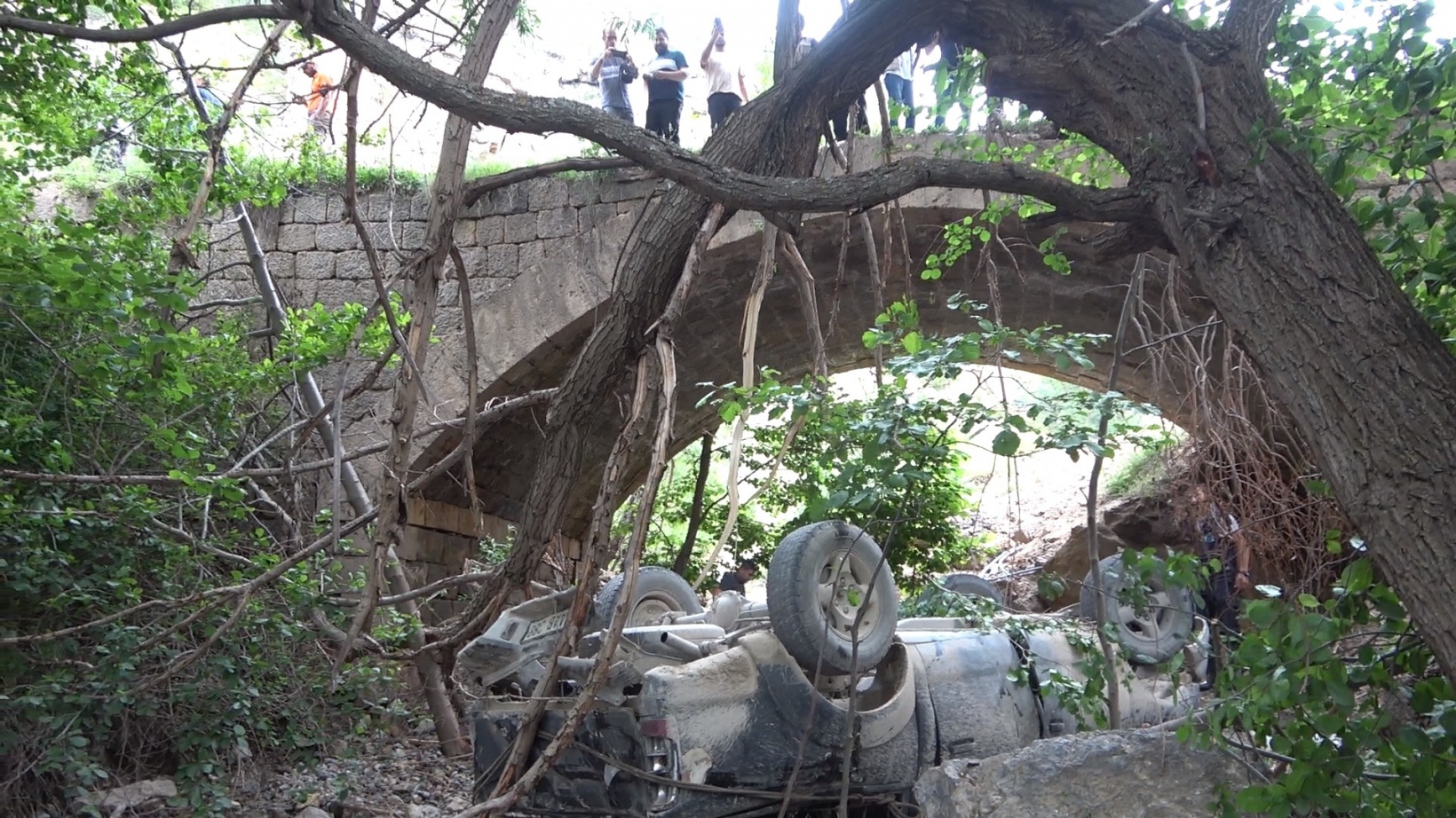 Gümüşhane’de işçileri taşıyan kamyonet köprüden düştü: 4 yaralı 5