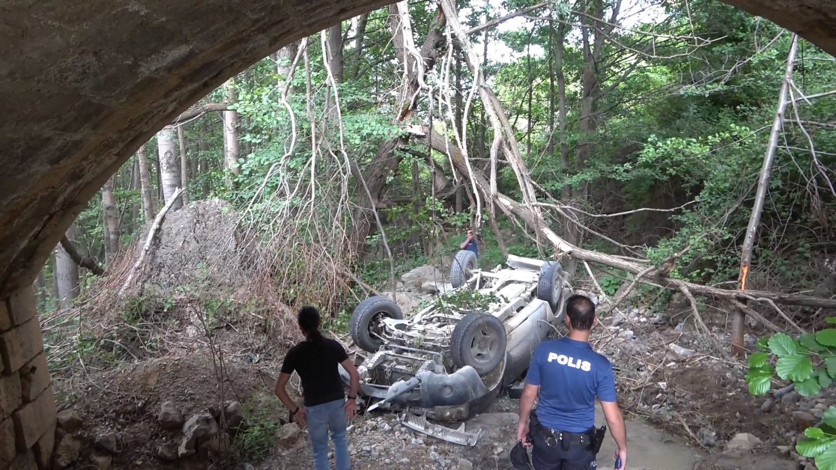 Gümüşhane’de işçileri taşıyan kamyonet köprüden düştü: 4 yaralı 3