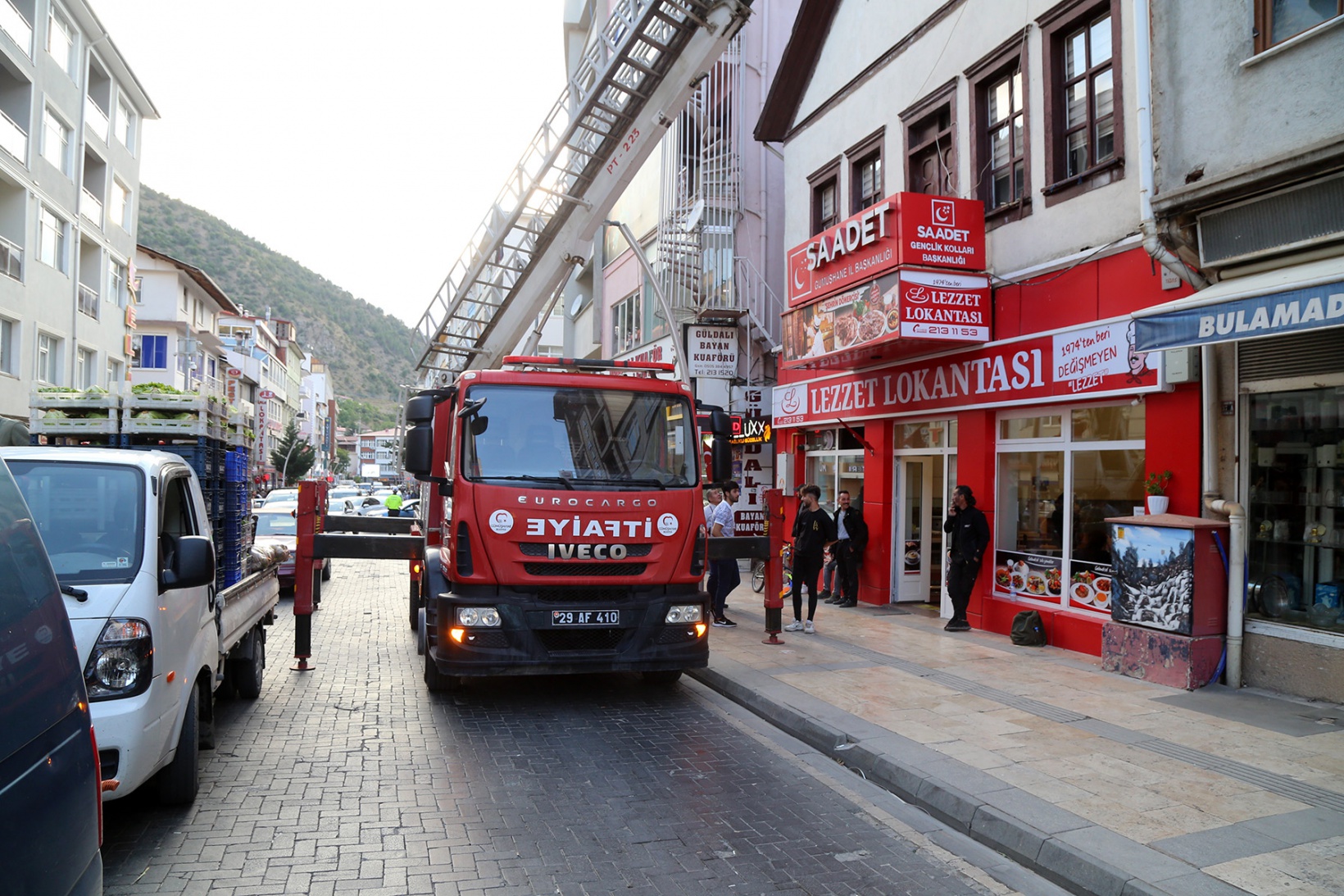 Çatıda asılı kalan güvercini itfaiye ekipleri kurtardı 3