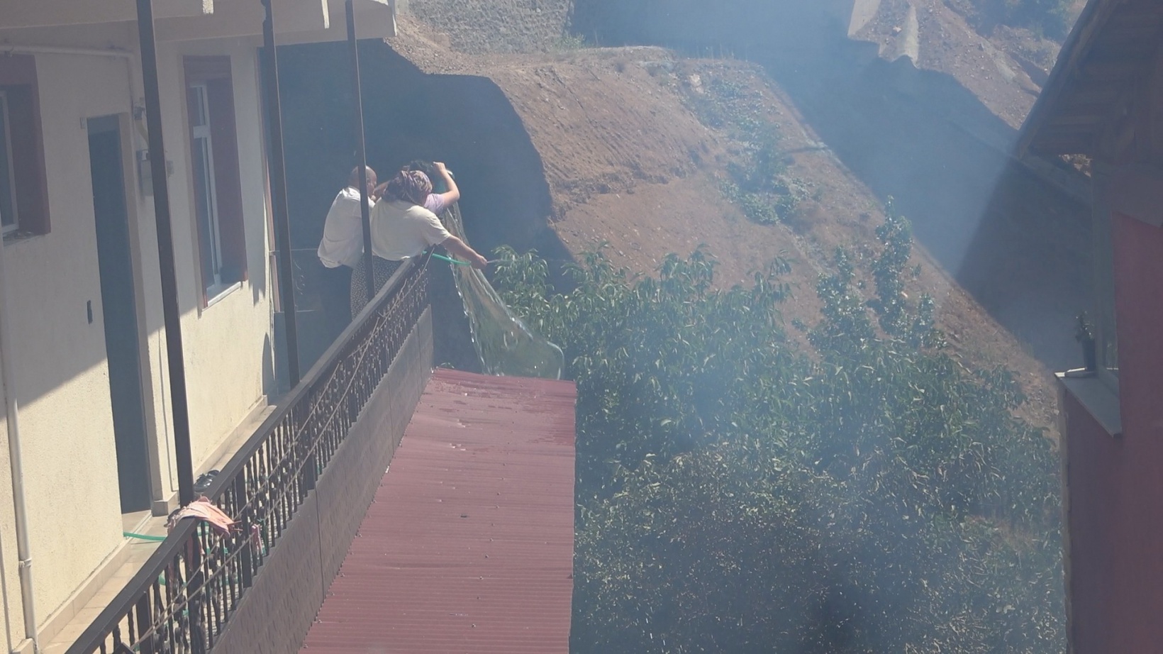 Gümüşhane’de bir evin bahçesinde çıkan yangın paniğe neden oldu 4