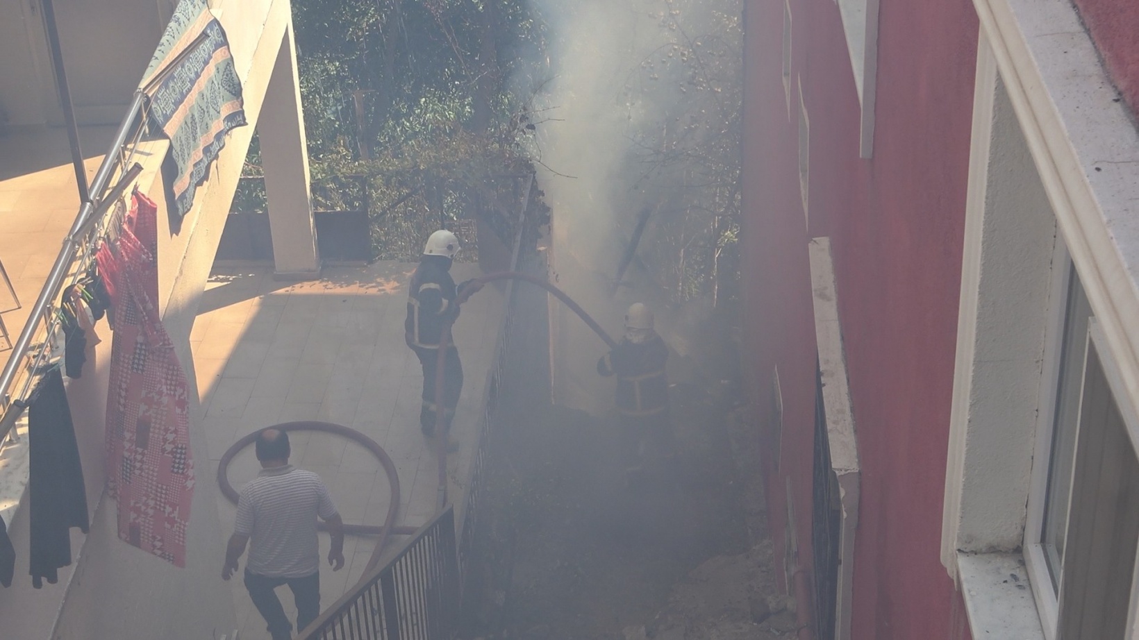 Gümüşhane’de bir evin bahçesinde çıkan yangın paniğe neden oldu 2