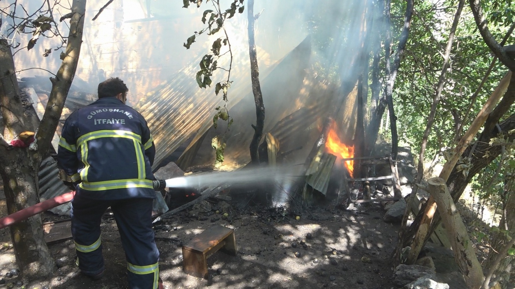 Gümüşhane’de bir evin bahçesinde çıkan yangın paniğe neden oldu 3