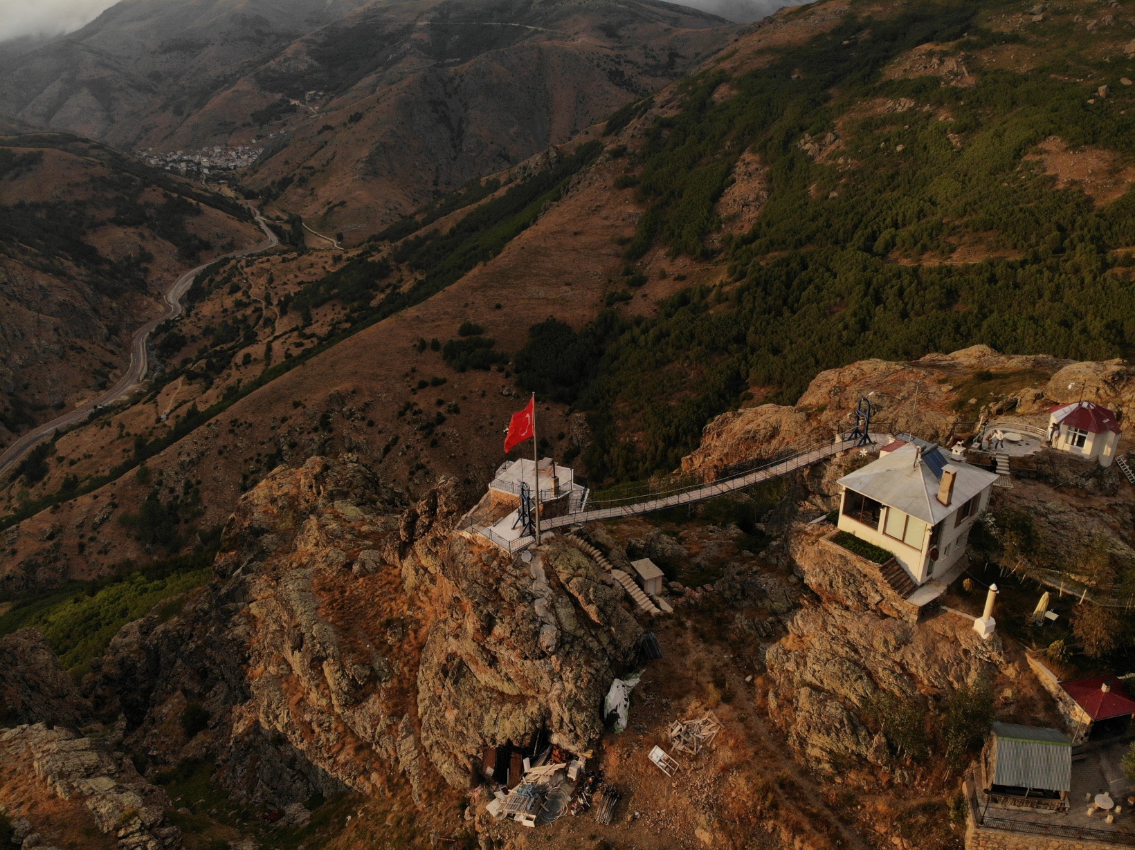 İstanbul’un stresinden kurtulmak için dağ evinde asma köprüyle seyir terası oluşturdu 8