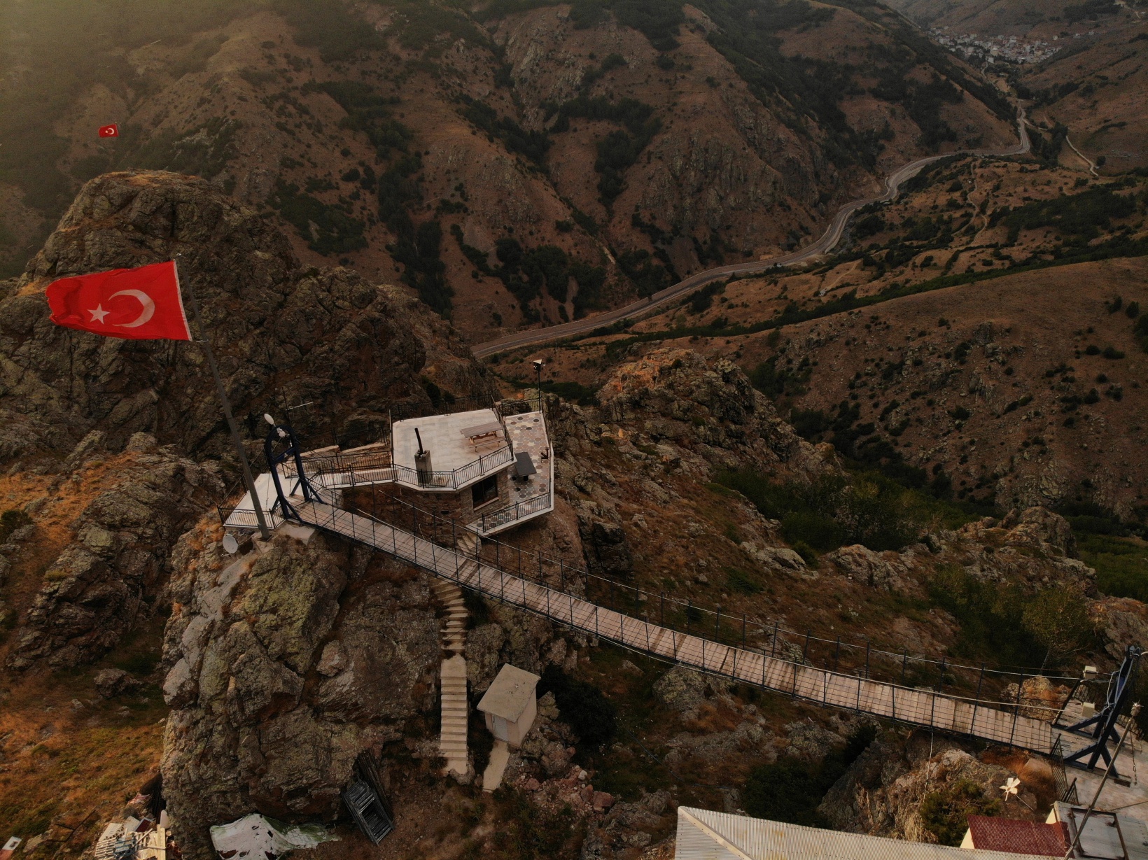 İstanbul’un stresinden kurtulmak için dağ evinde asma köprüyle seyir terası oluşturdu 5