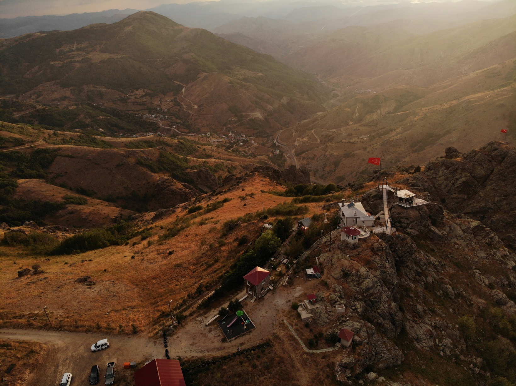 İstanbul’un stresinden kurtulmak için dağ evinde asma köprüyle seyir terası oluşturdu 13