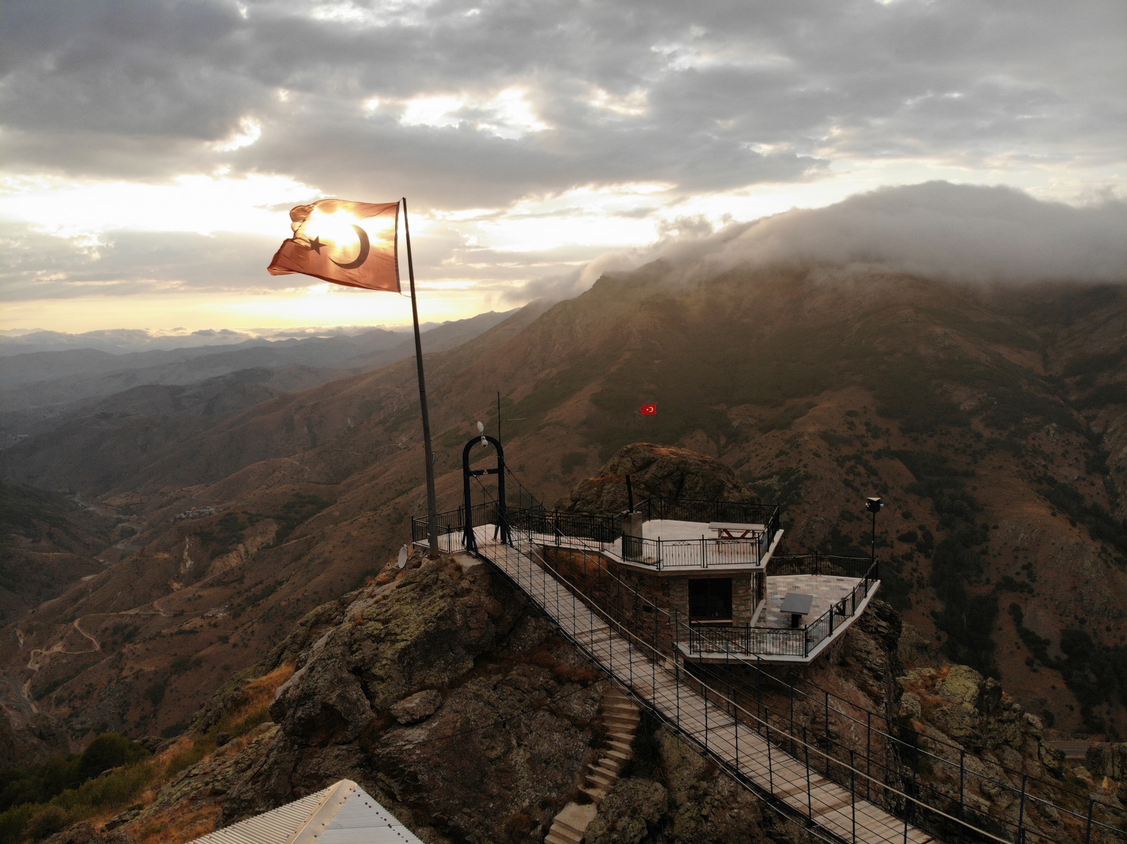 İstanbul’un stresinden kurtulmak için dağ evinde asma köprüyle seyir terası oluşturdu 3