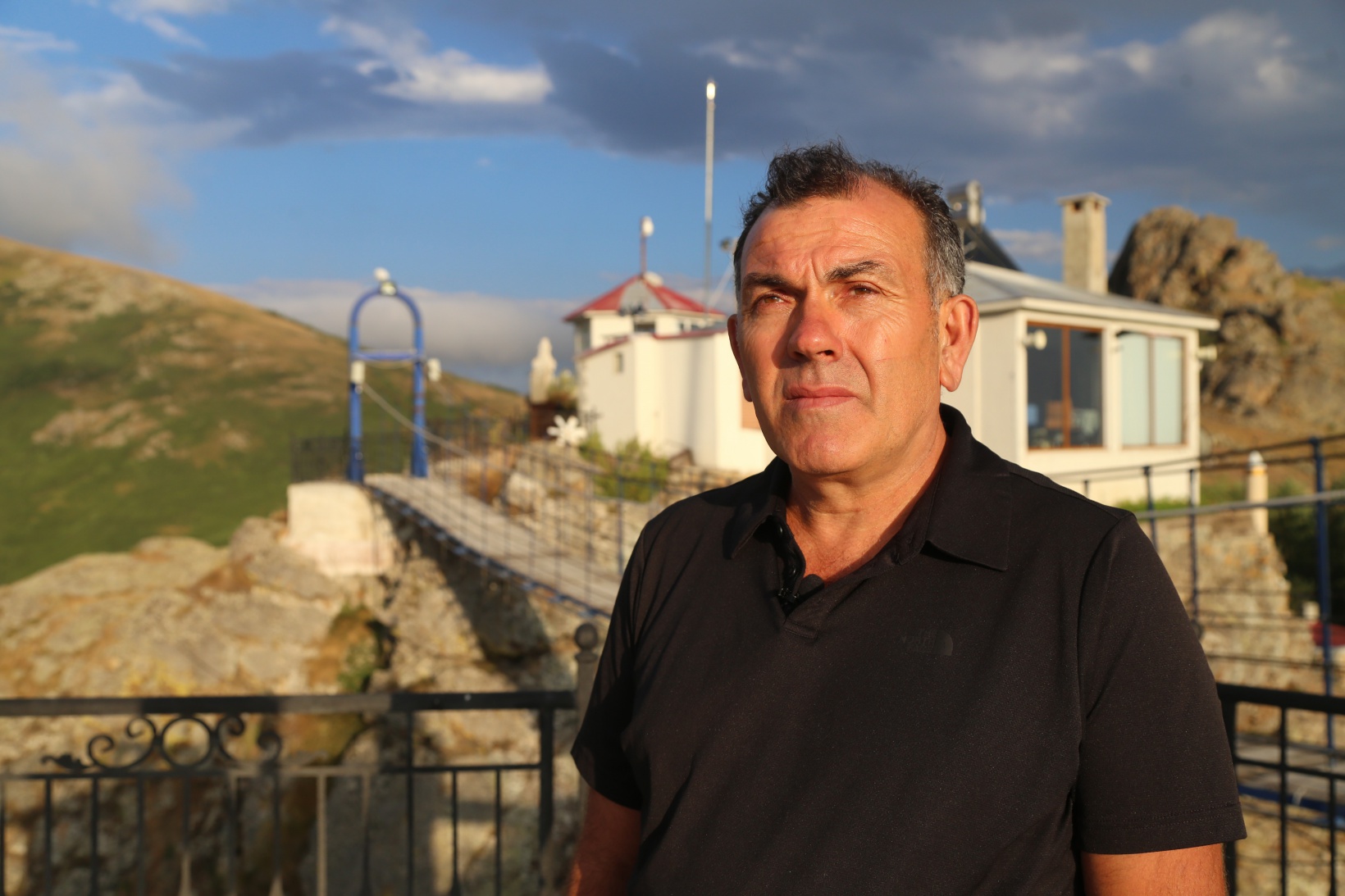 İstanbul’un stresinden kurtulmak için dağ evinde asma köprüyle seyir terası oluşturdu 9