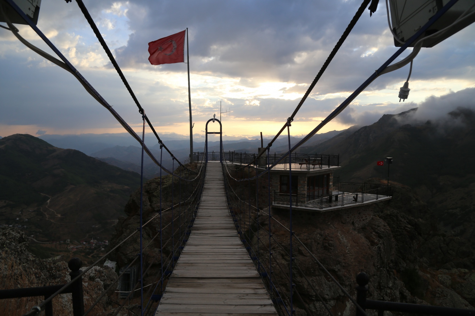 İstanbul’un stresinden kurtulmak için dağ evinde asma köprüyle seyir terası oluşturdu 2