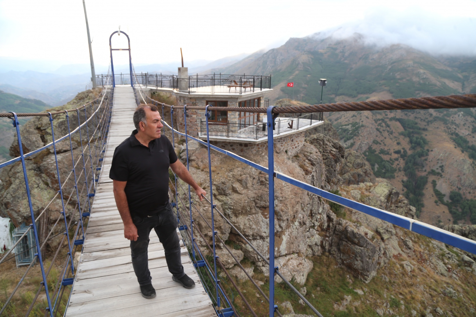 İstanbul’un stresinden kurtulmak için dağ evinde asma köprüyle seyir terası oluşturdu 10