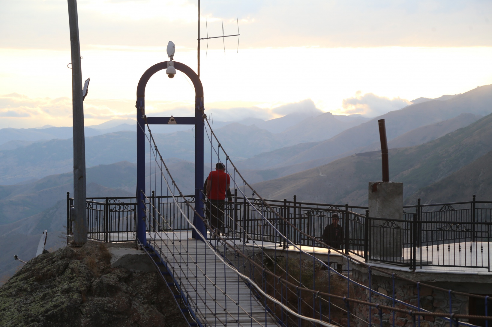 İstanbul’un stresinden kurtulmak için dağ evinde asma köprüyle seyir terası oluşturdu 6