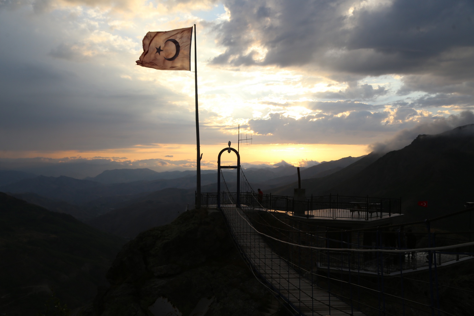 İstanbul’un stresinden kurtulmak için dağ evinde asma köprüyle seyir terası oluşturdu 4