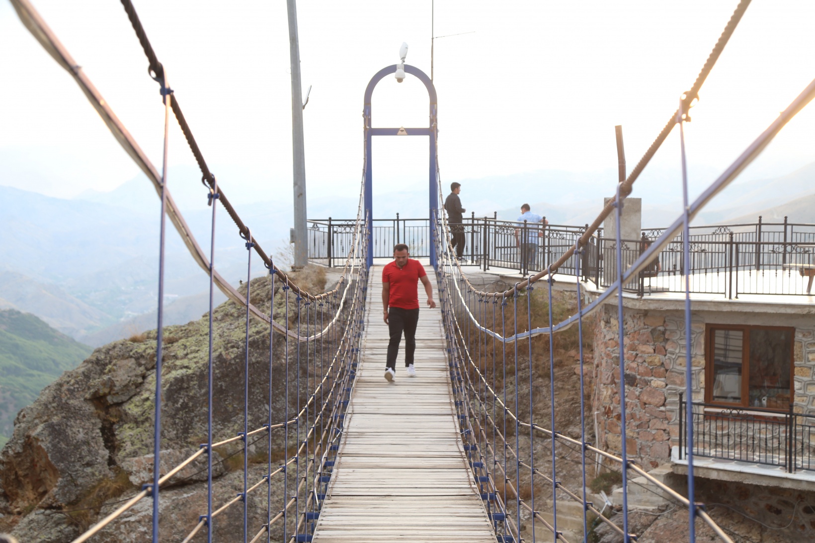 İstanbul’un stresinden kurtulmak için dağ evinde asma köprüyle seyir terası oluşturdu 12