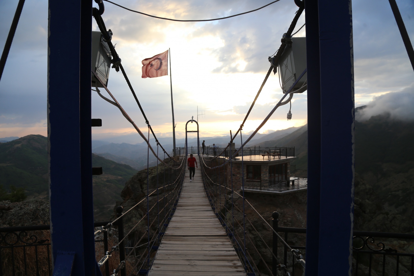 İstanbul’un stresinden kurtulmak için dağ evinde asma köprüyle seyir terası oluşturdu 1