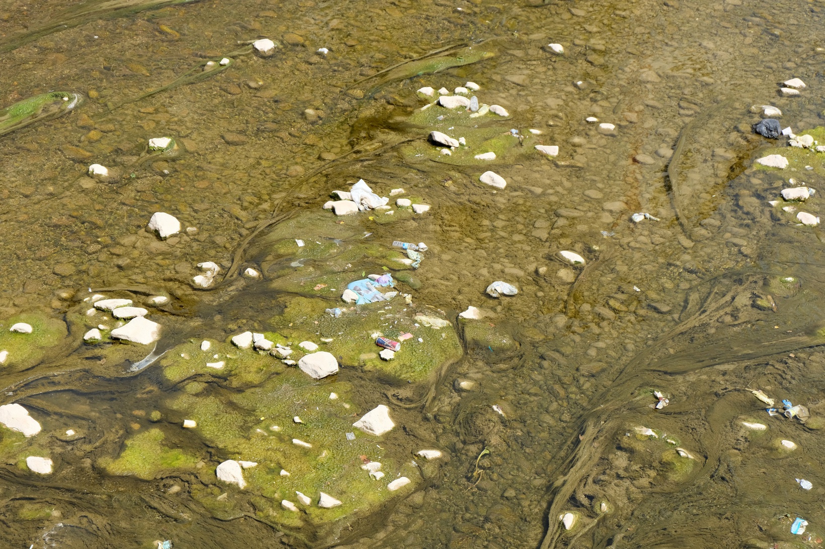Suları çekilince Harşit Çayı çöplüğe döndü 14