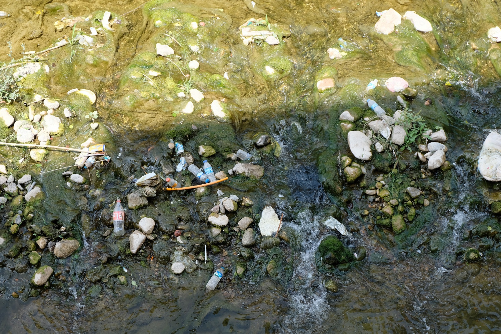 Suları çekilince Harşit Çayı çöplüğe döndü 16