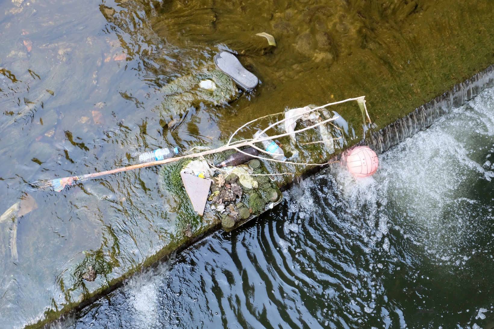 Suları çekilince Harşit Çayı çöplüğe döndü 10