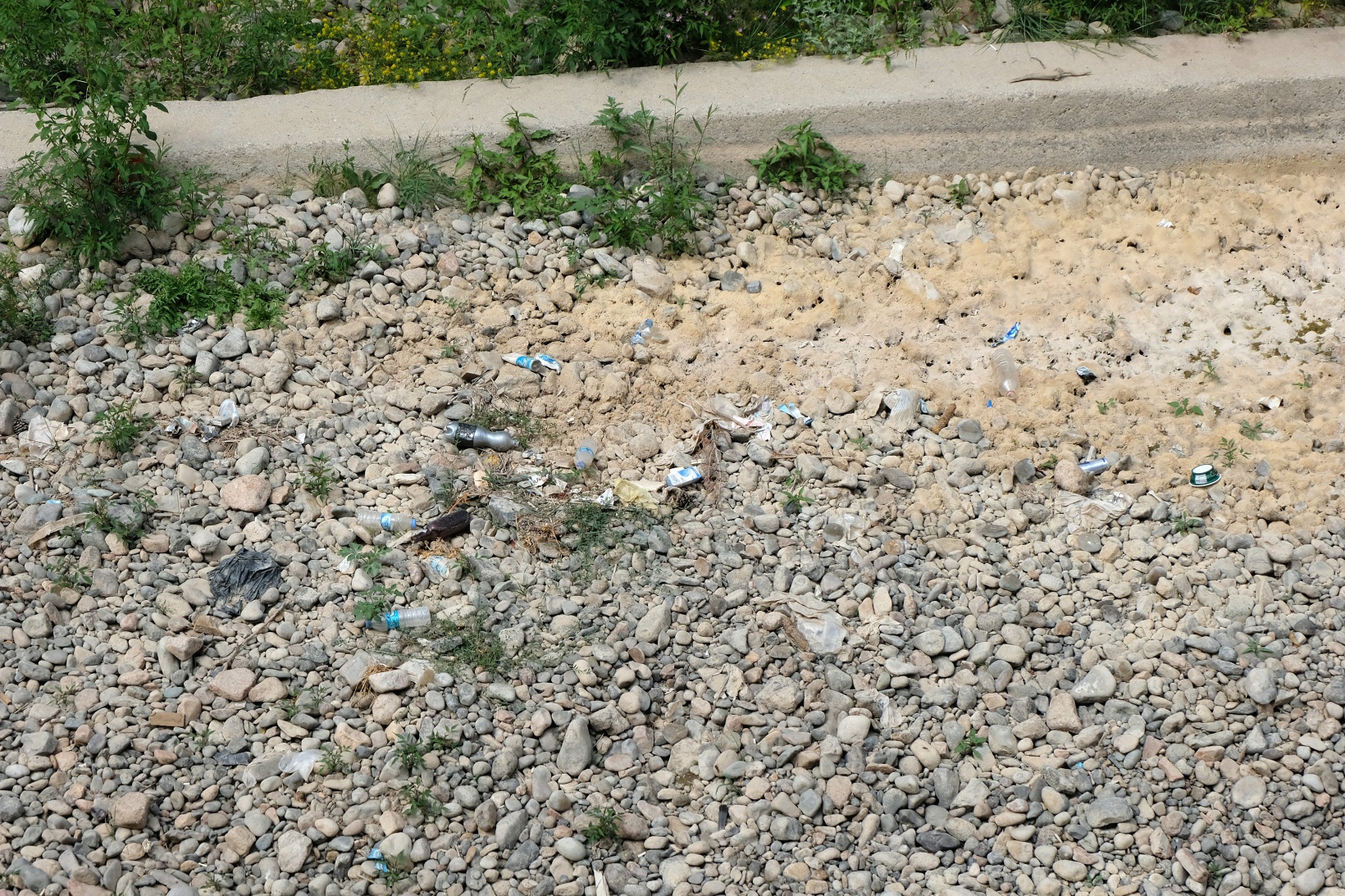 Suları çekilince Harşit Çayı çöplüğe döndü 18