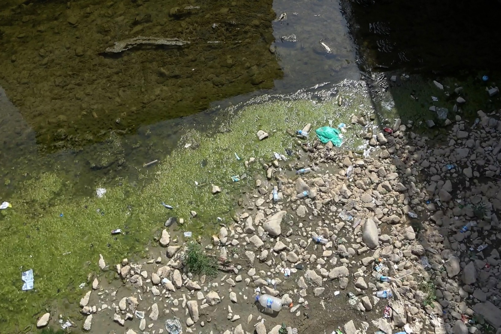 Suları çekilince Harşit Çayı çöplüğe döndü 2