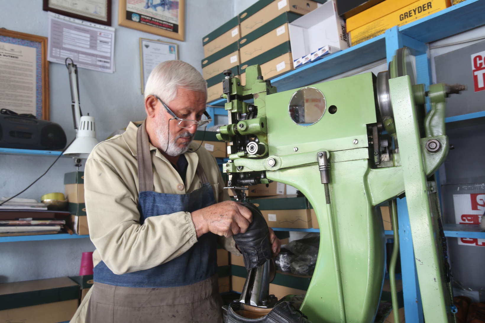 O mesleğinin belki de tek mekteplisi 4