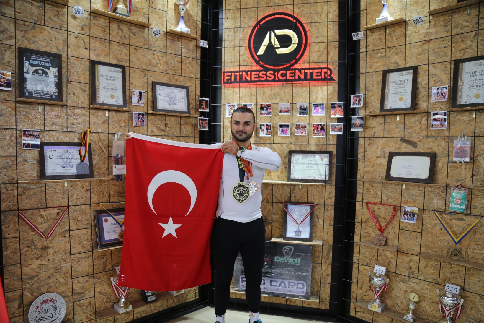 Dünya şampiyonu, çocuklara umut olmak için memleketine döndü 5