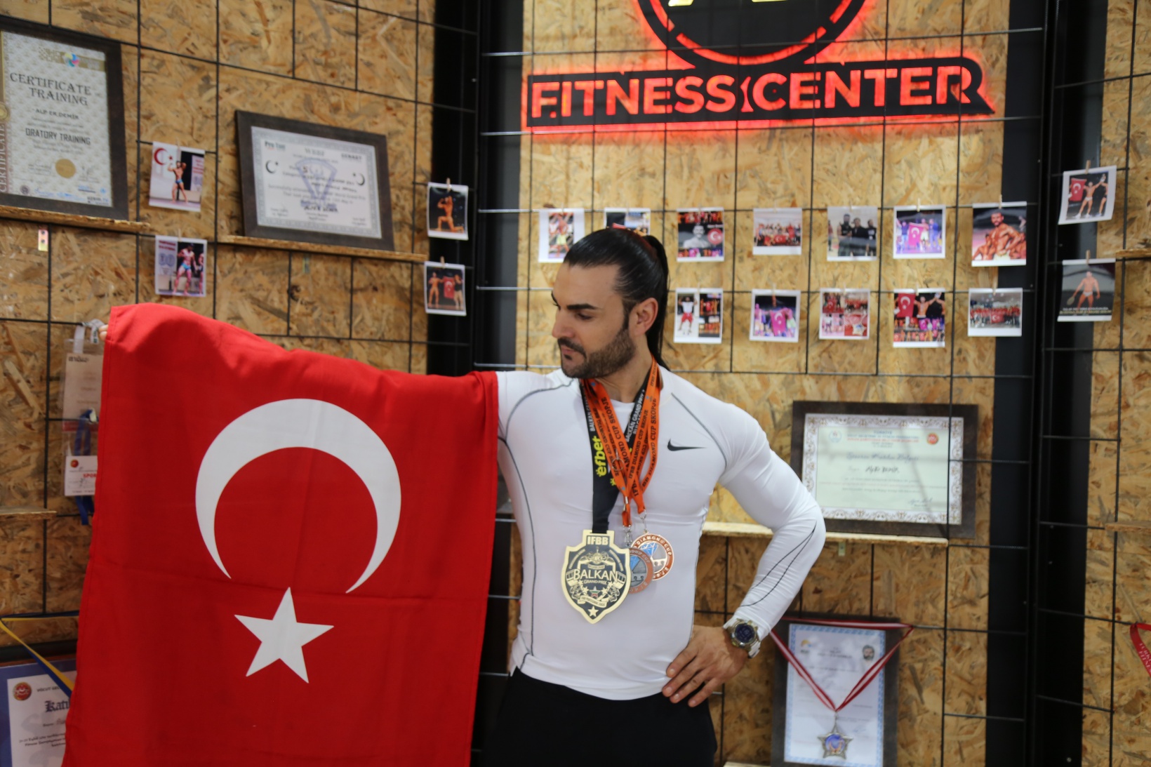 Dünya şampiyonu, çocuklara umut olmak için memleketine döndü 4