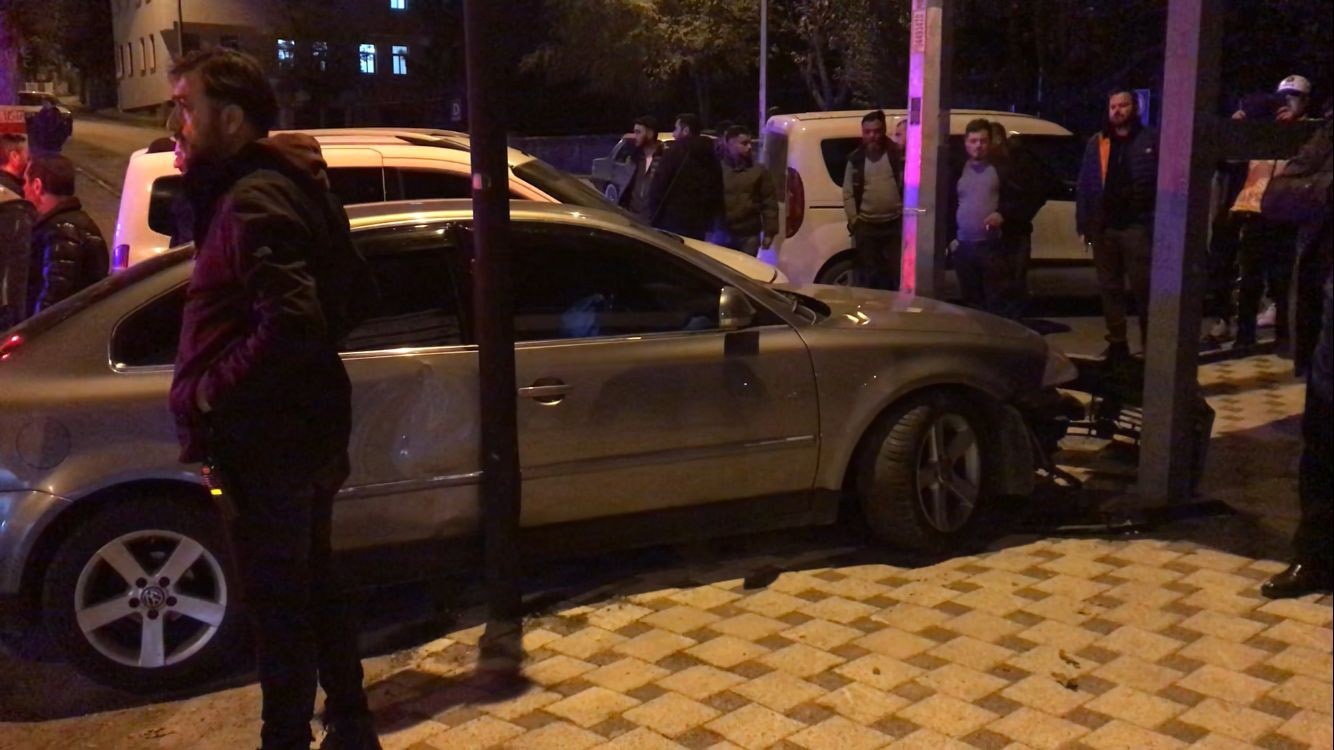Polisten kaçan ehliyetsiz sürücü üst geçit direğine çarptı: 3 yaralı 3