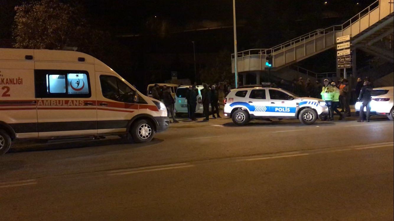 Polisten kaçan ehliyetsiz sürücü üst geçit direğine çarptı: 3 yaralı 2