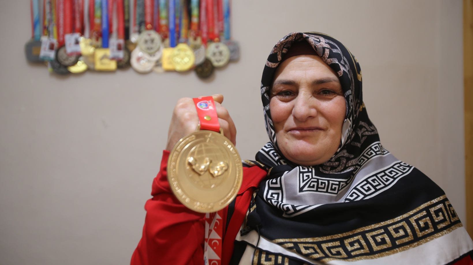 ‘Erkek sporu yapamazsın’ diyenlere inat bilek güreşinde 5 kez dünya şampiyonu oldu 5