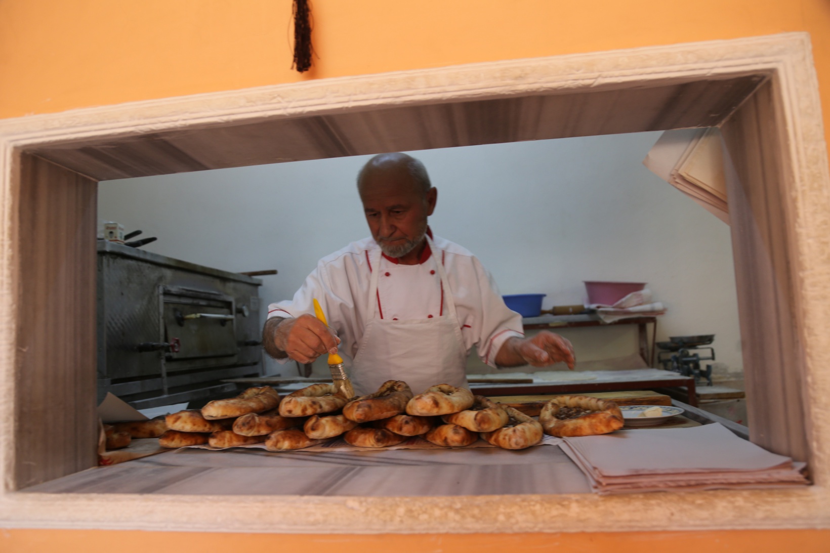 37 yıldır pide salonu işleten yaşlı çift sadece Çarşamba günleri hizmet veriyor 6