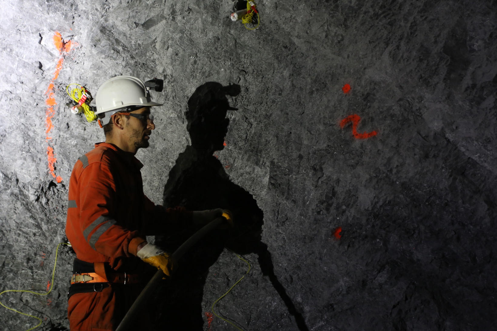 Gümüşhane’de 3 kardeş yer altında ekmek kavgası veriyor 9