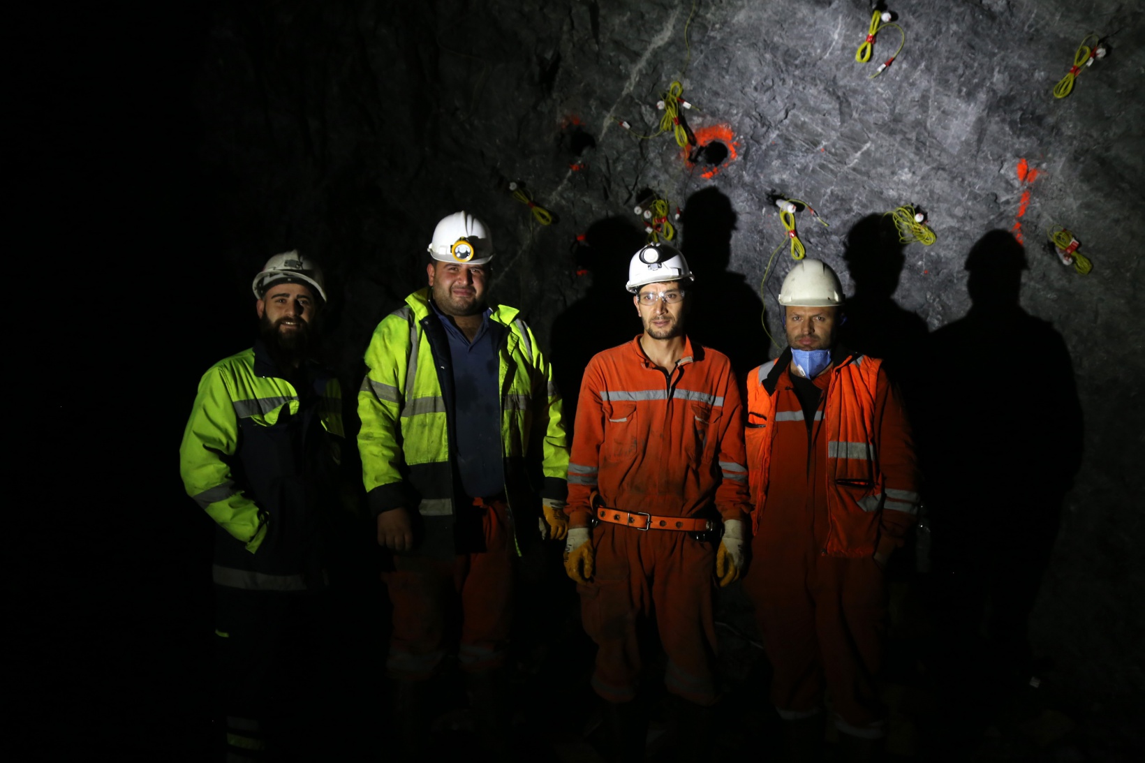 Gümüşhane’de 3 kardeş yer altında ekmek kavgası veriyor 4