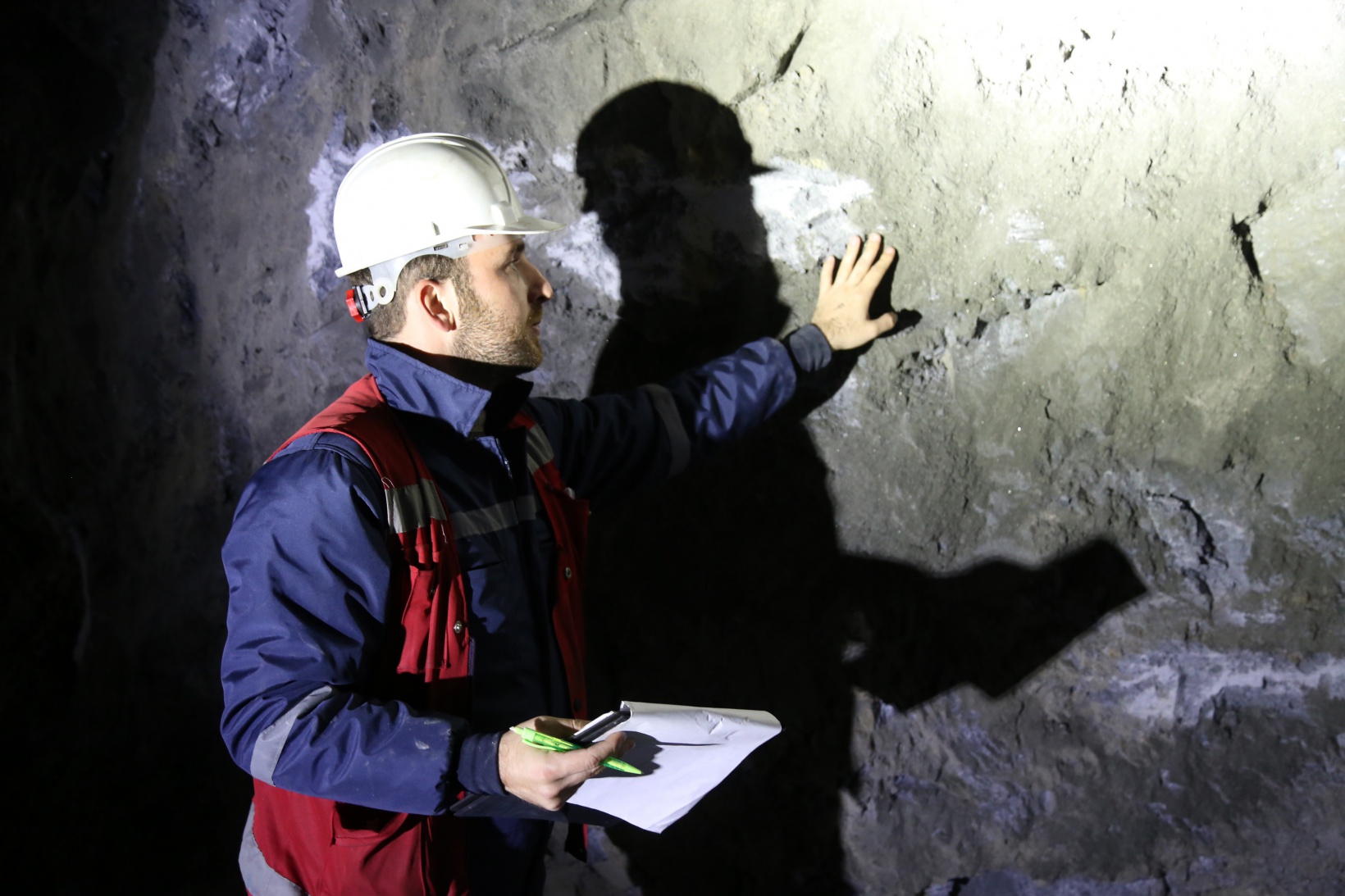 Gümüşhane’de 3 kardeş yer altında ekmek kavgası veriyor 5