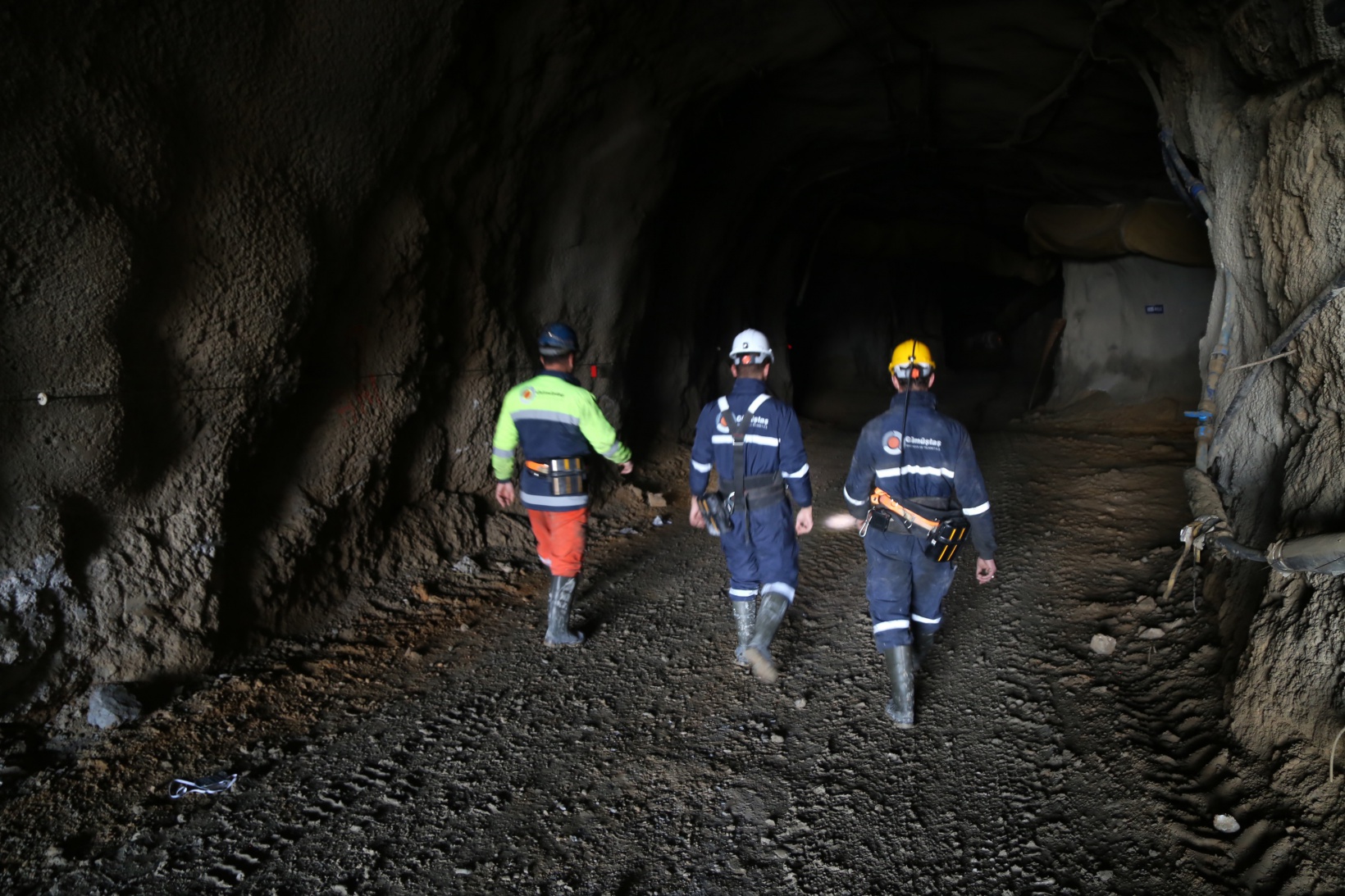 Gümüşhane’de 3 kardeş yer altında ekmek kavgası veriyor 11