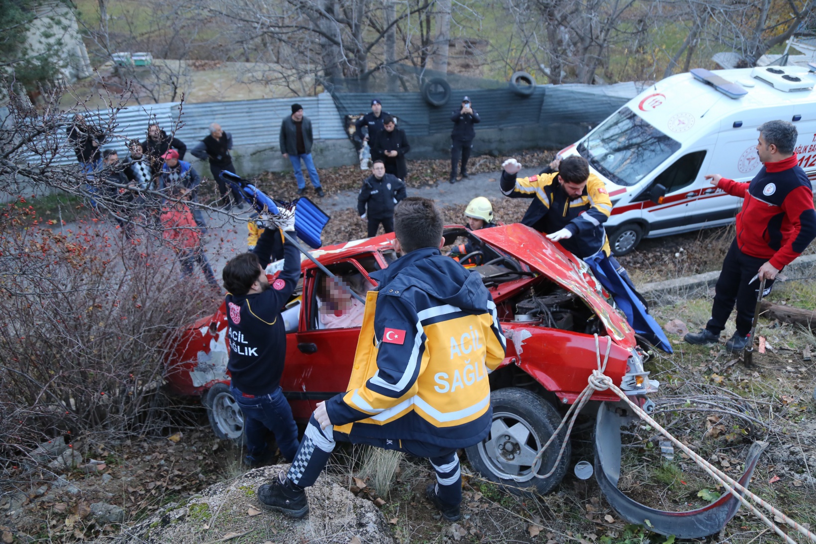 Otomobil 20 metre yükseklikten şarampole yuvarlandı: 2 yaralı 4