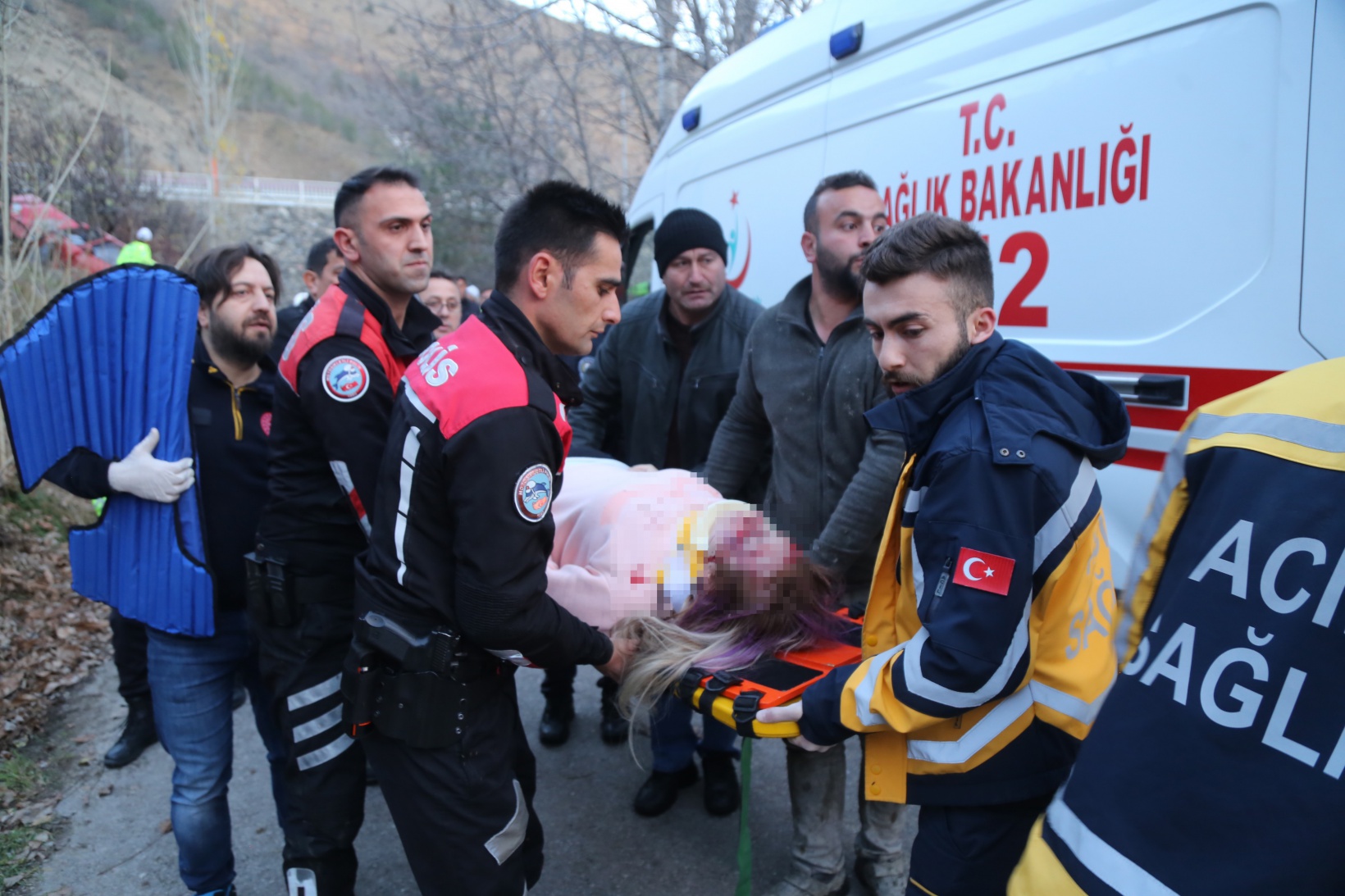 Otomobil 20 metre yükseklikten şarampole yuvarlandı: 2 yaralı 1