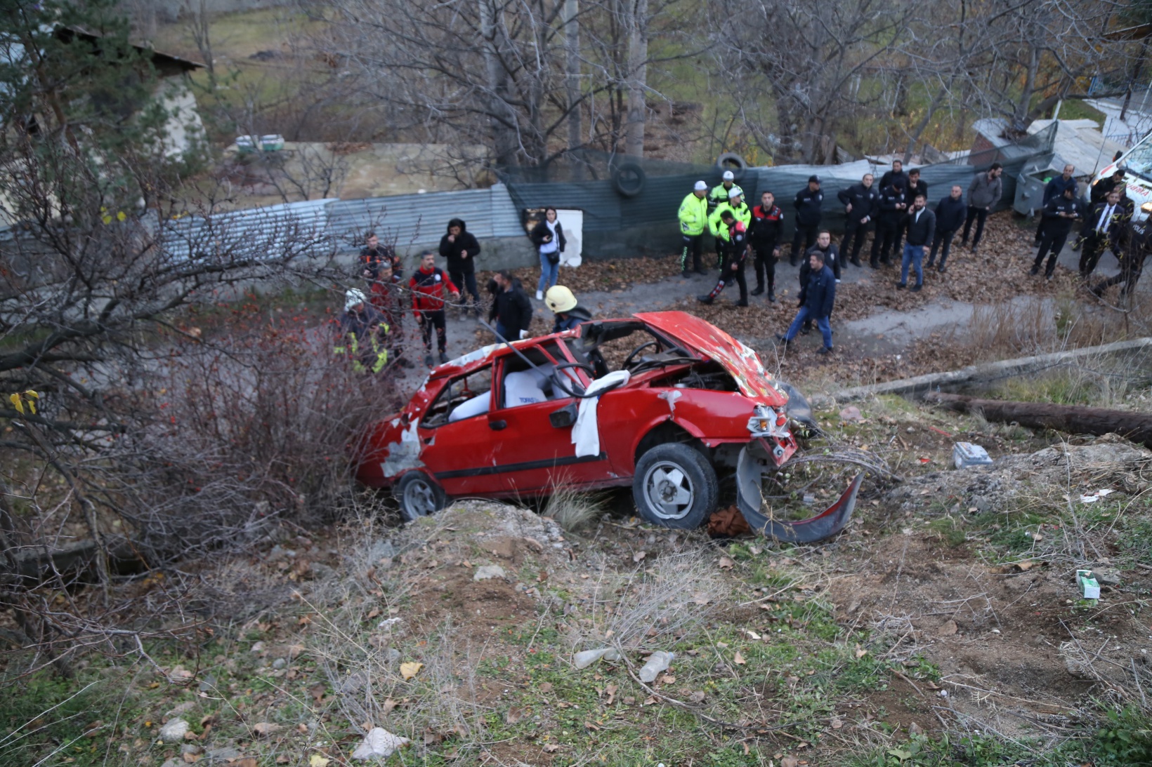 Otomobil 20 metre yükseklikten şarampole yuvarlandı: 2 yaralı 6