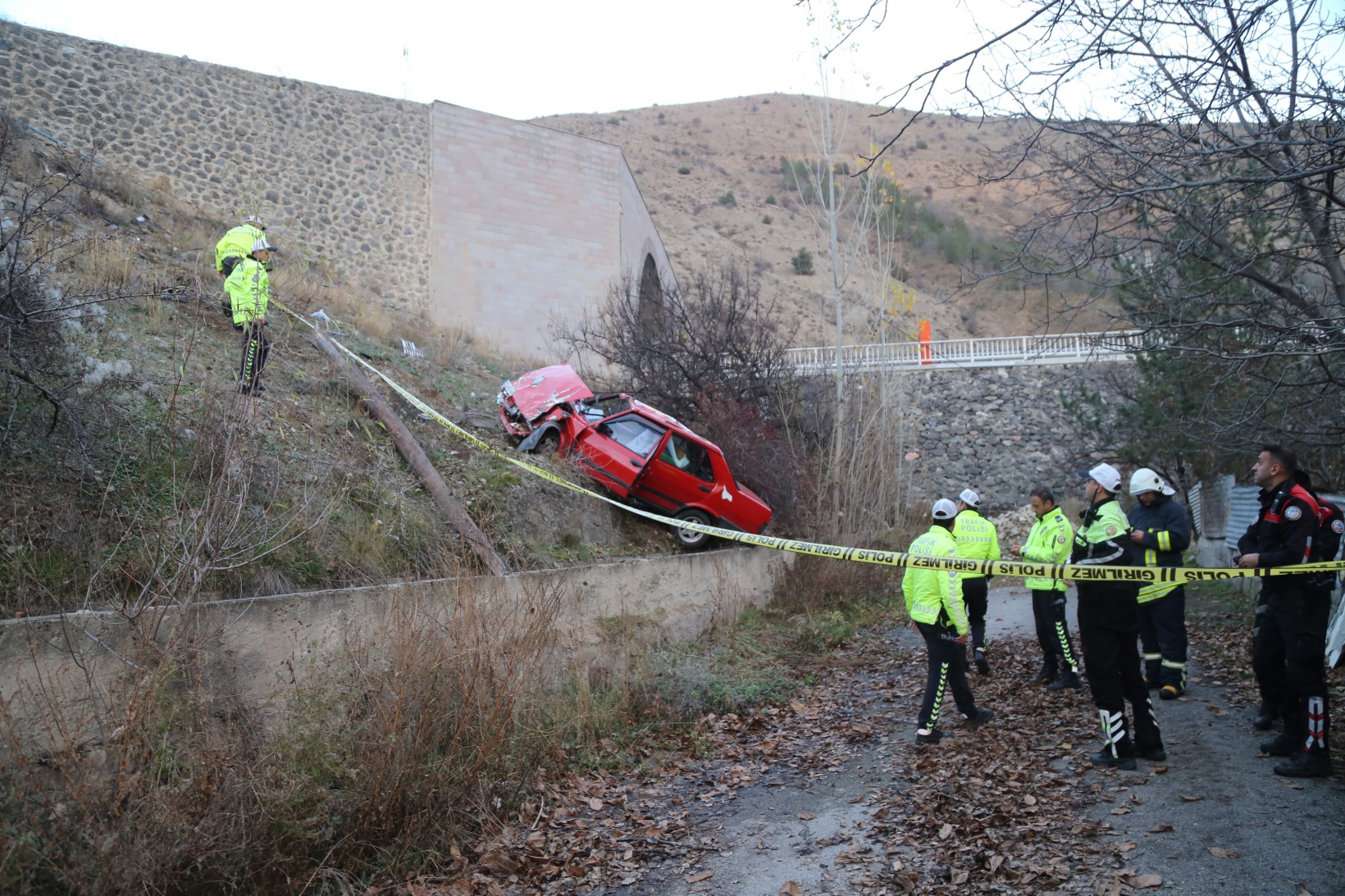 Otomobil 20 metre yükseklikten şarampole yuvarlandı: 2 yaralı 5