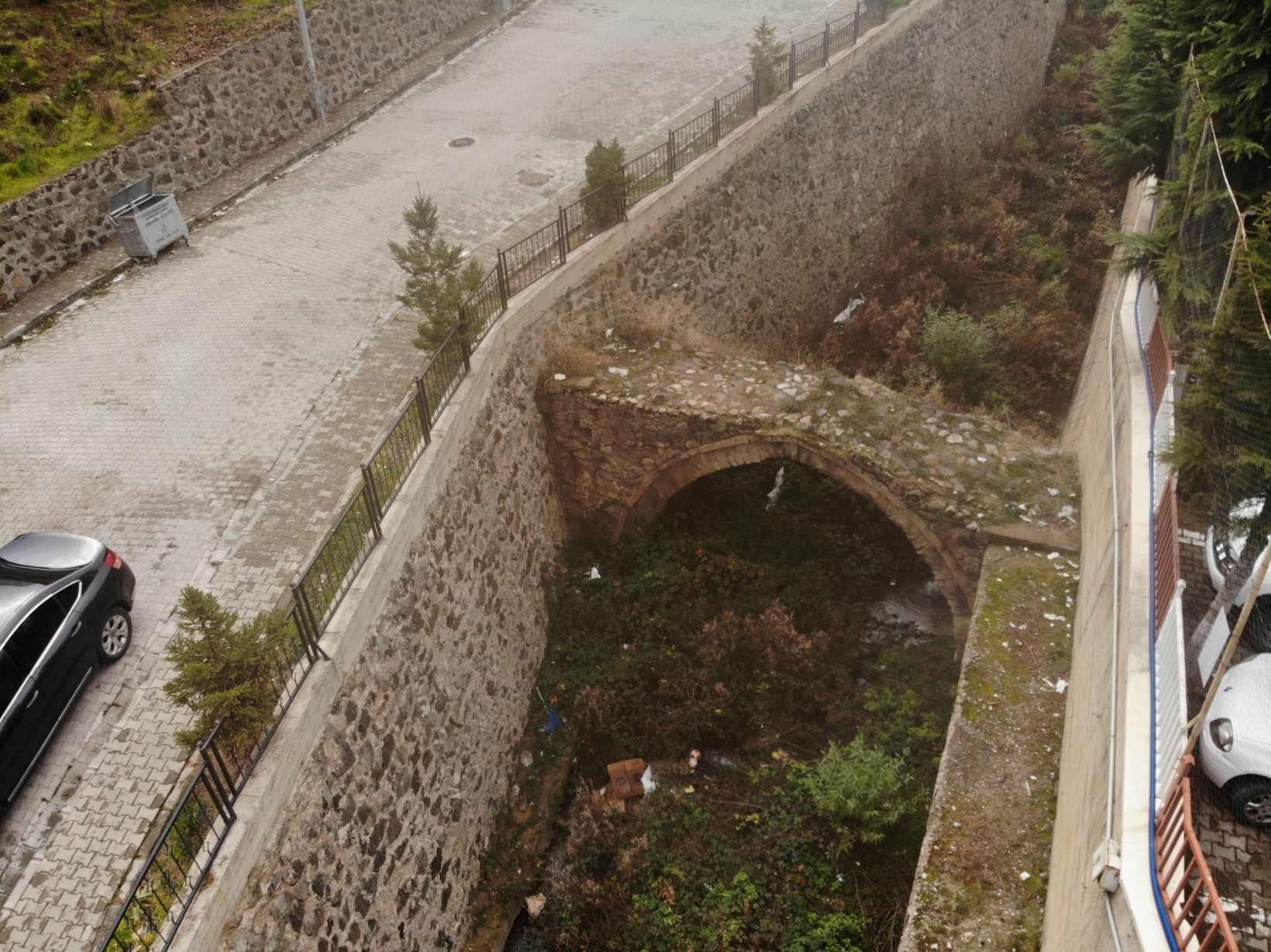 Gümüşhane’de 130 yıllık tescilli tarihi kemer köprü kaderine terk edildi 3