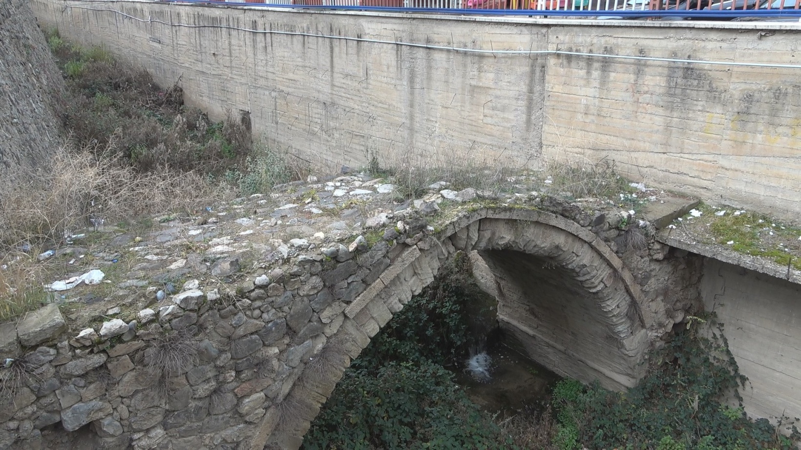 Gümüşhane’de 130 yıllık tescilli tarihi kemer köprü kaderine terk edildi 4