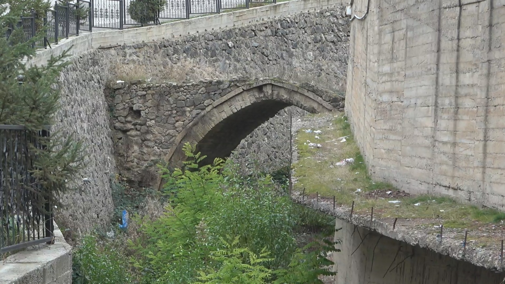 Gümüşhane’de 130 yıllık tescilli tarihi kemer köprü kaderine terk edildi 5