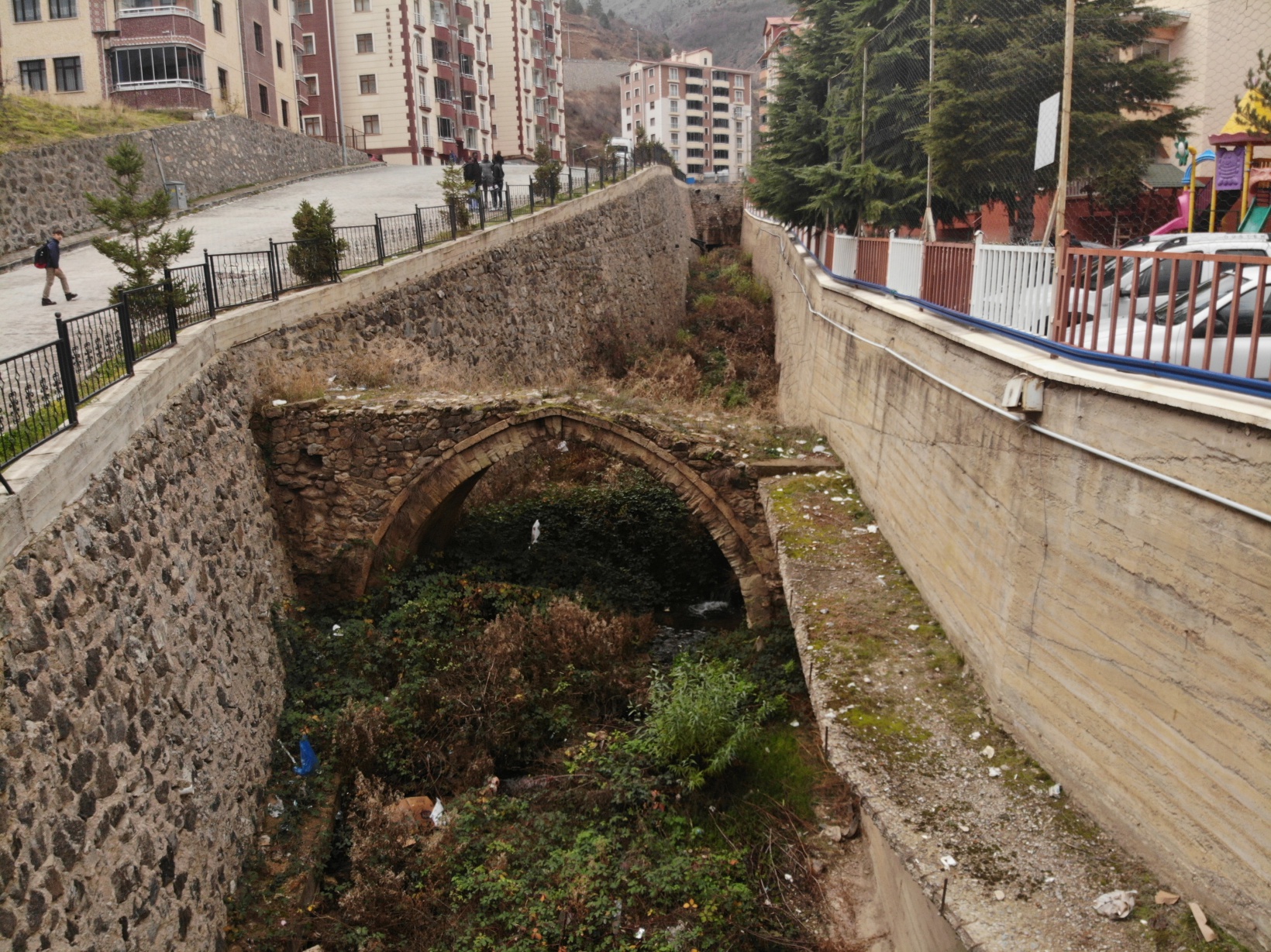 Gümüşhane’de 130 yıllık tescilli tarihi kemer köprü kaderine terk edildi 7