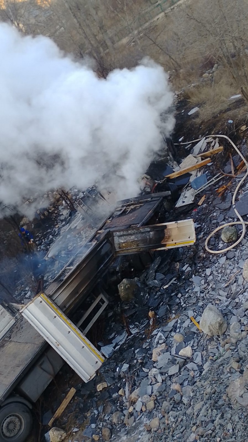 Gümüşhane’de mermer yüklü tır şarampole yuvarlanarak alev aldı: 1 yaralı 3